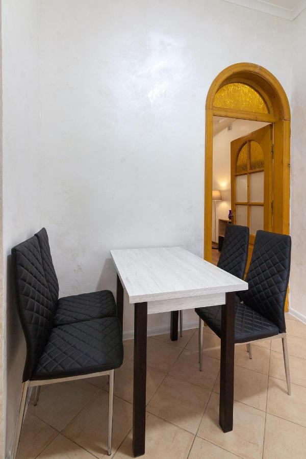 Apartment Panteleimona Kulisha 27 Lviv Bagian luar foto