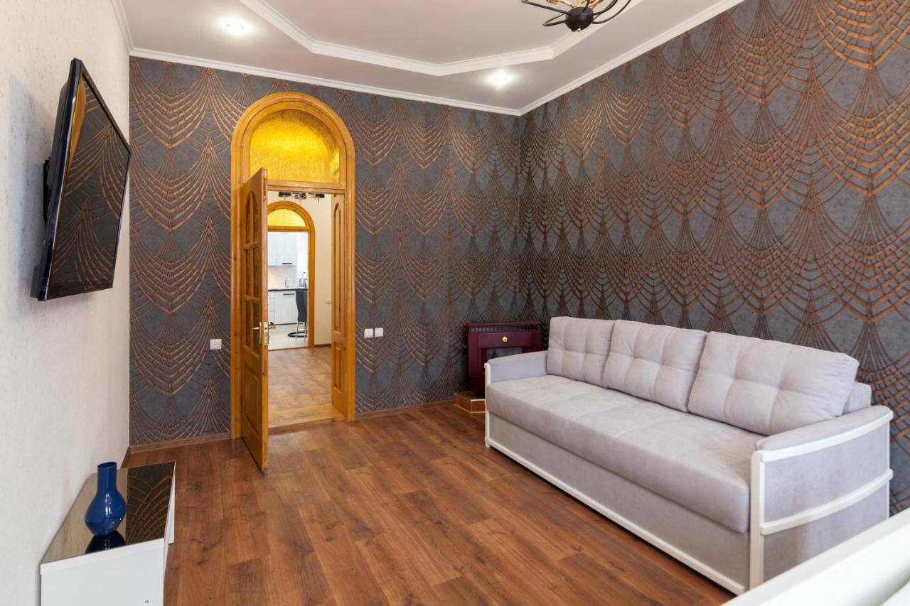 Apartment Panteleimona Kulisha 27 Lviv Bagian luar foto