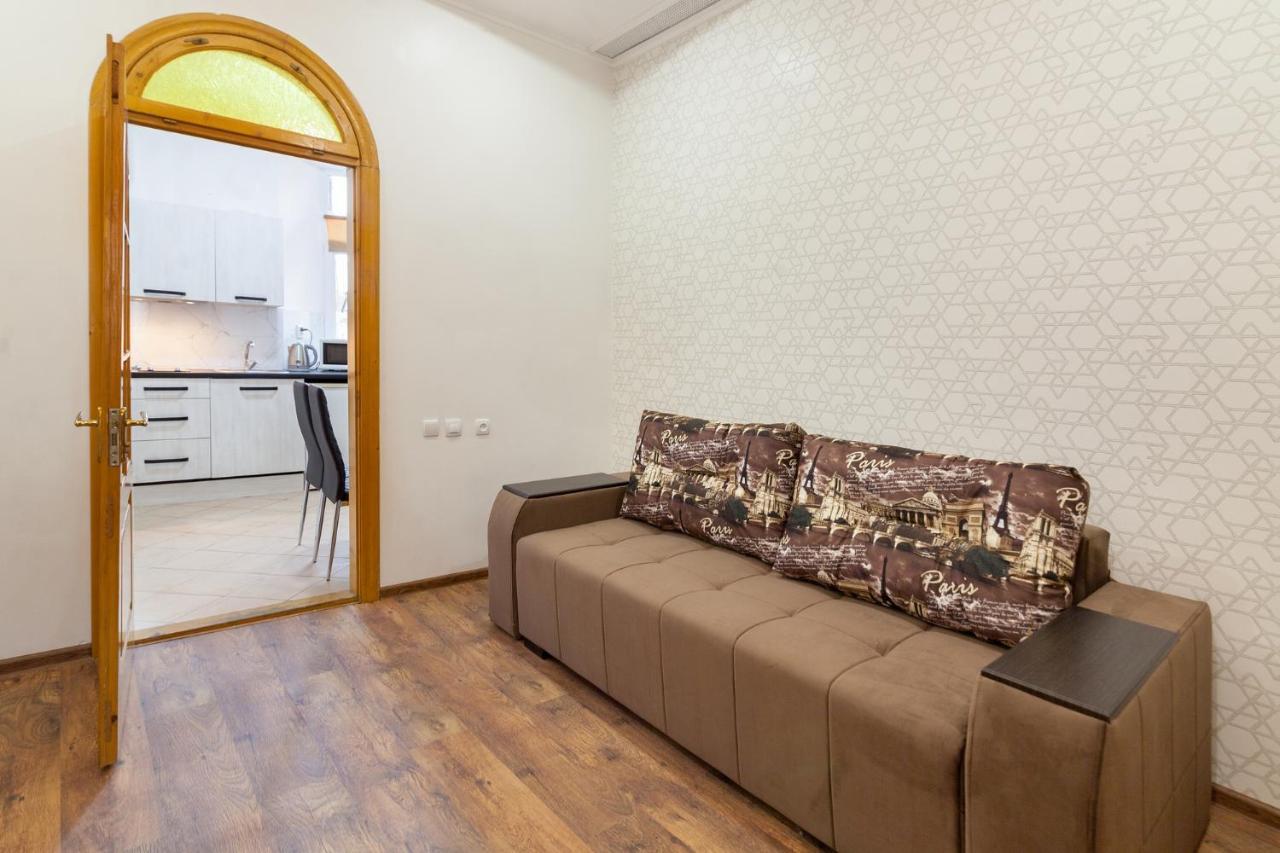 Apartment Panteleimona Kulisha 27 Lviv Bagian luar foto