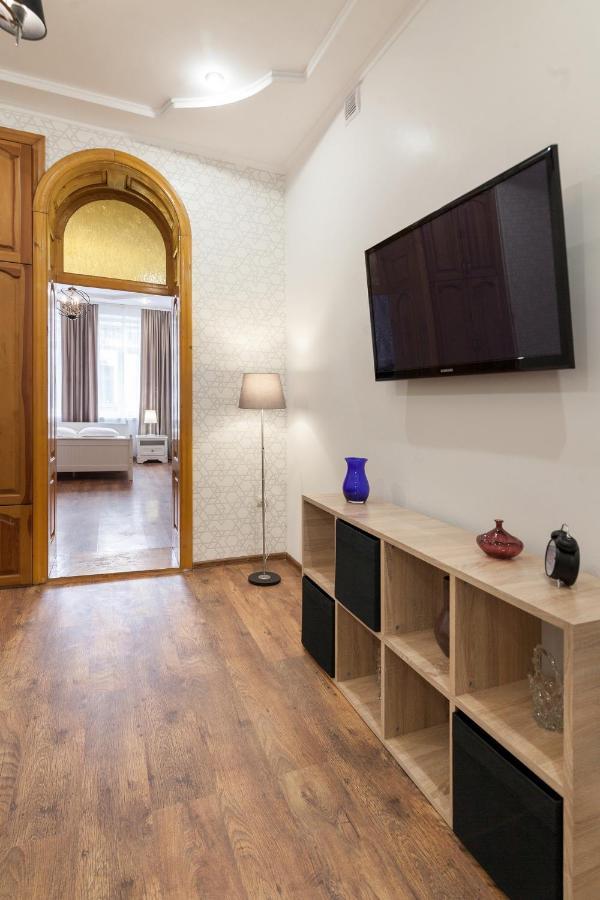 Apartment Panteleimona Kulisha 27 Lviv Bagian luar foto